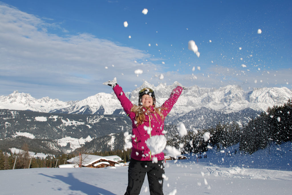 Mädchen wirft Schnee