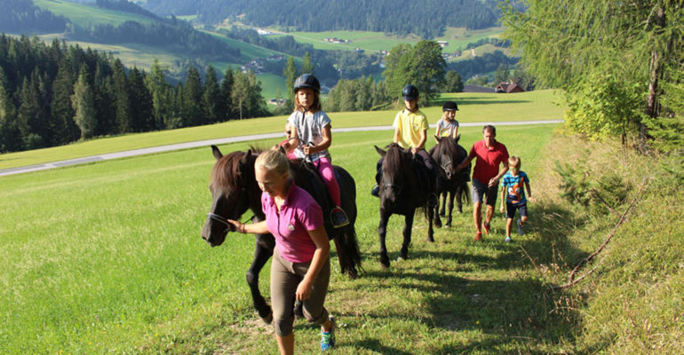 Kinder beim Ausritt (c)Brandstätthof