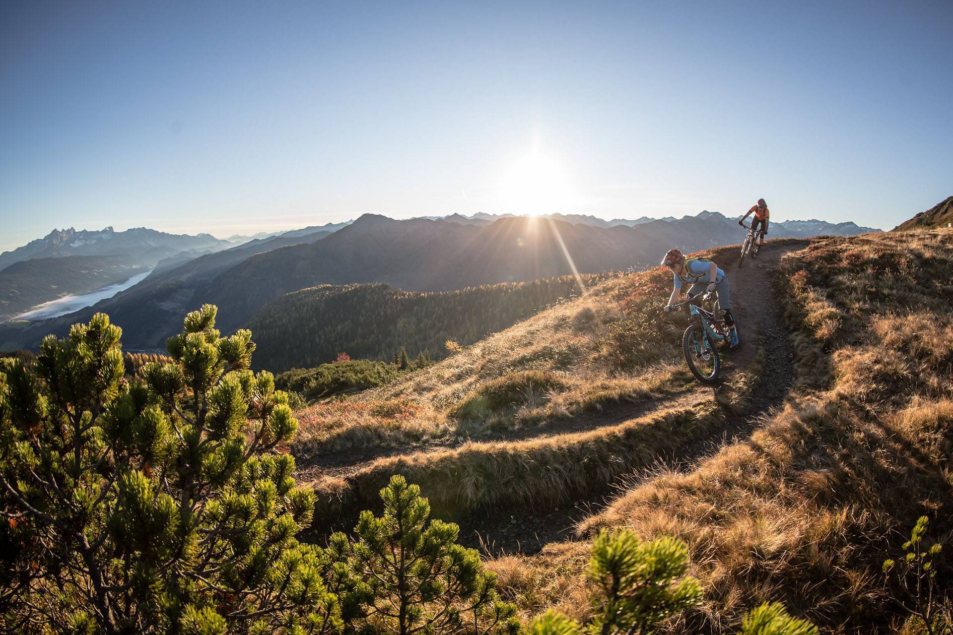 Mountainbiker auf Almweg